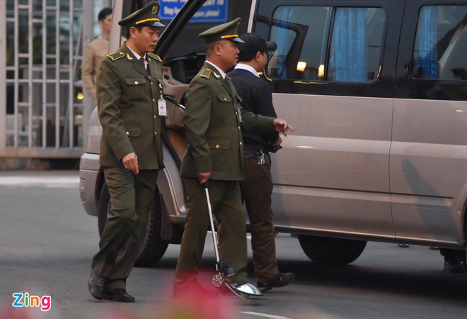 Xe 'quai thu' roi khach san len Noi Bai don Tong thong Trump hinh anh 14