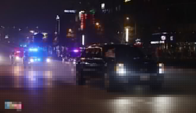 Ong Trump vay chao nguoi dan Ha Noi tu trong chiec The Beast hinh anh 1