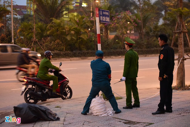 Xe 'quai thu' roi khach san len Noi Bai don Tong thong Trump hinh anh 6