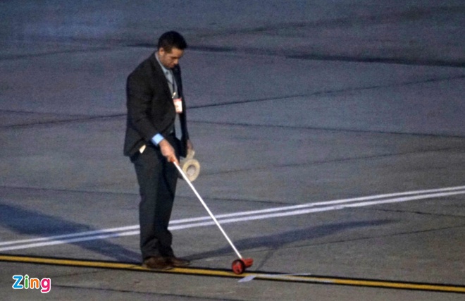 Xe 'quai thu' roi khach san len Noi Bai don Tong thong Trump hinh anh 12