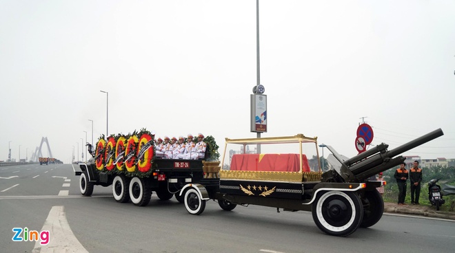 Linh xa dua linh cuu dai tuong Le Duc Anh ra san bay Noi Bai hinh anh 1