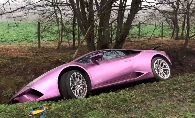 Trieu phu Bitcoin bo mac Lamborghini Huracan duoi muong nuoc hinh anh 1