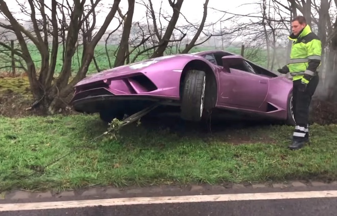 Trieu phu Bitcoin bo mac Lamborghini Huracan duoi muong nuoc hinh anh 2