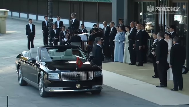 Nhat hoang Naruhito dung Toyota Century mui tran trong le dang quang hinh anh 5