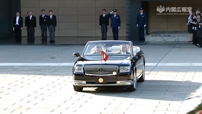 Nhat hoang Naruhito dung Toyota Century mui tran trong le dang quang hinh anh 2