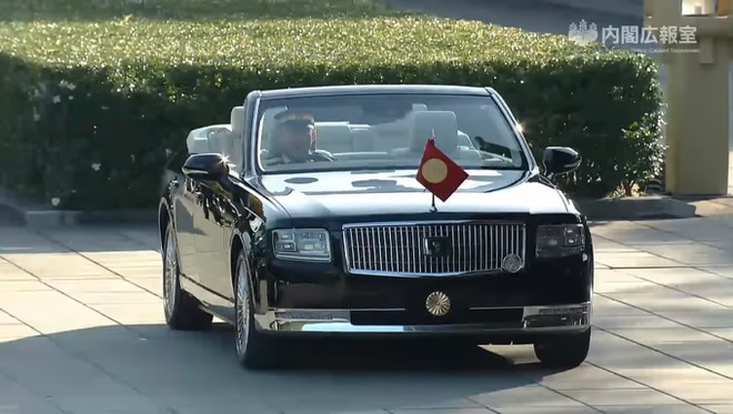 Nhat hoang Naruhito dung Toyota Century mui tran trong le dang quang hinh anh 1