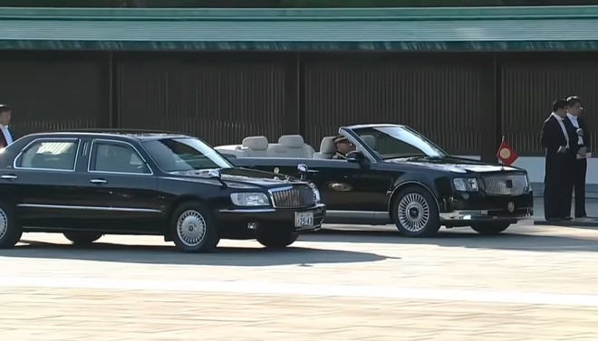 Nhat hoang Naruhito dung Toyota Century mui tran trong le dang quang hinh anh 3