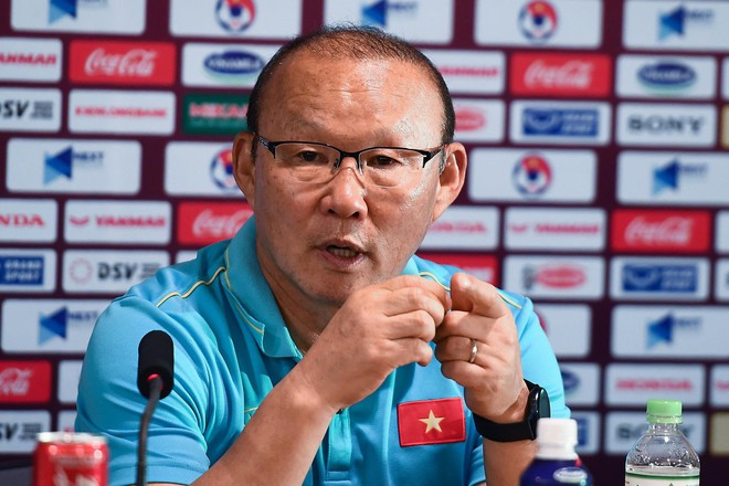 Fan Viet lai tan cong trang ca nhan cua tro ly HLV tuyen Thai Lan hinh anh 3