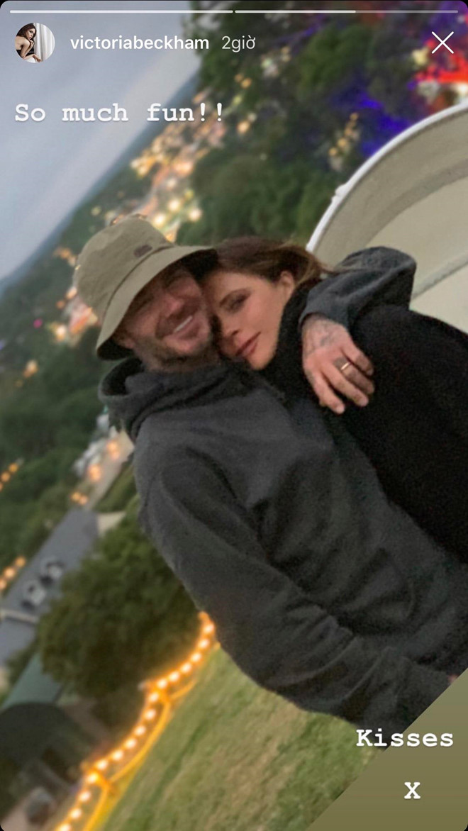 Vo chong David Beckham hon nhau dam duoi tren san nhay hinh anh 2