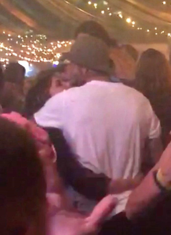 Vo chong David Beckham hon nhau dam duoi tren san nhay hinh anh 1