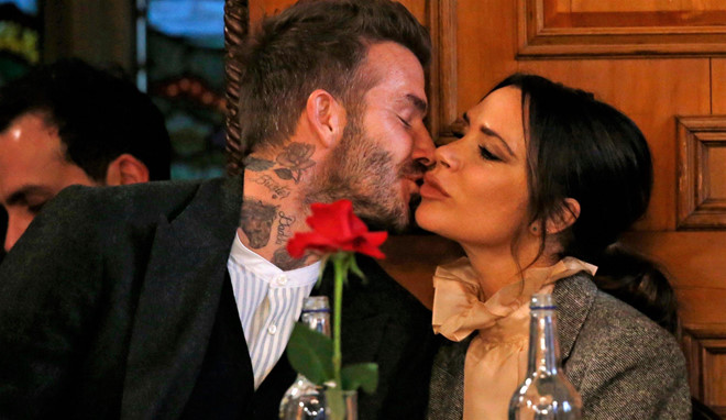 Vo chong David Beckham hon nhau dam duoi tren san nhay hinh anh 4