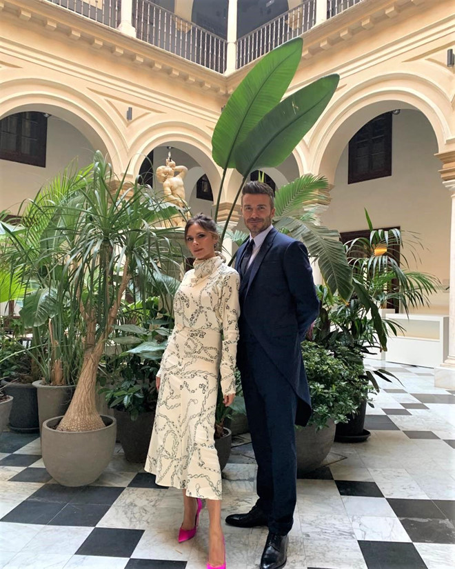 Vo chong David Beckham hon nhau dam duoi tren san nhay hinh anh 3