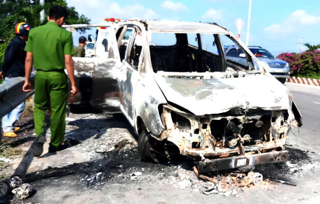 Xe Inova chay rui gan tram BOT tren quoc lo 1 hinh anh 1