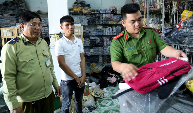 Hon 6.000 tui xach nhai nhan hieu LV, Gucci hinh anh 1