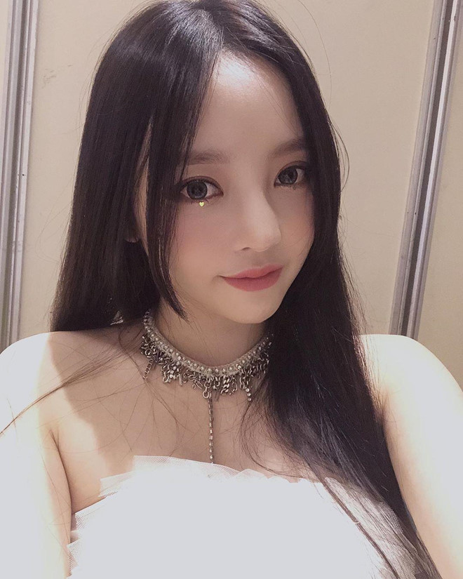 Goo Hara gap su co tuot ao, lo noi y tren san khau hinh anh 2