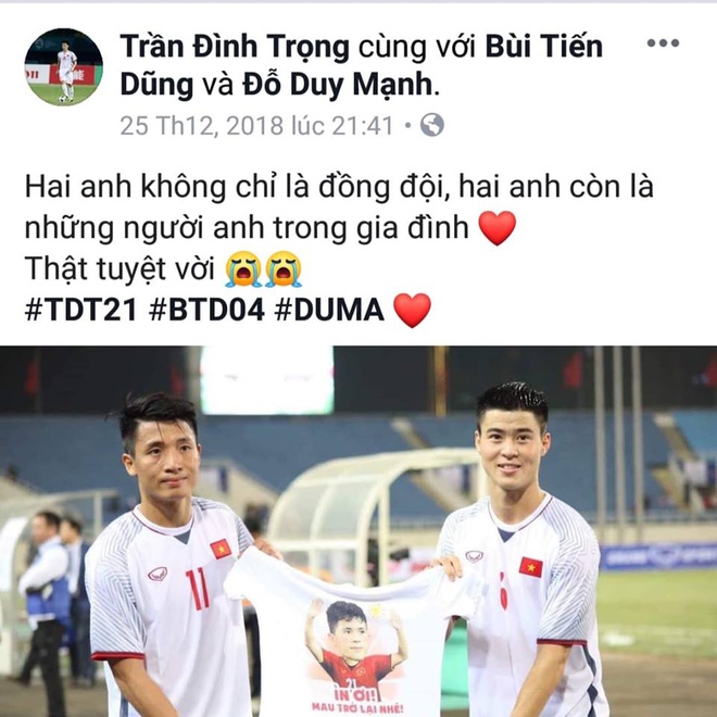 Tu Dung gay xuc dong khi tang ban thang cho dong doi dang chan thuong hinh anh 2