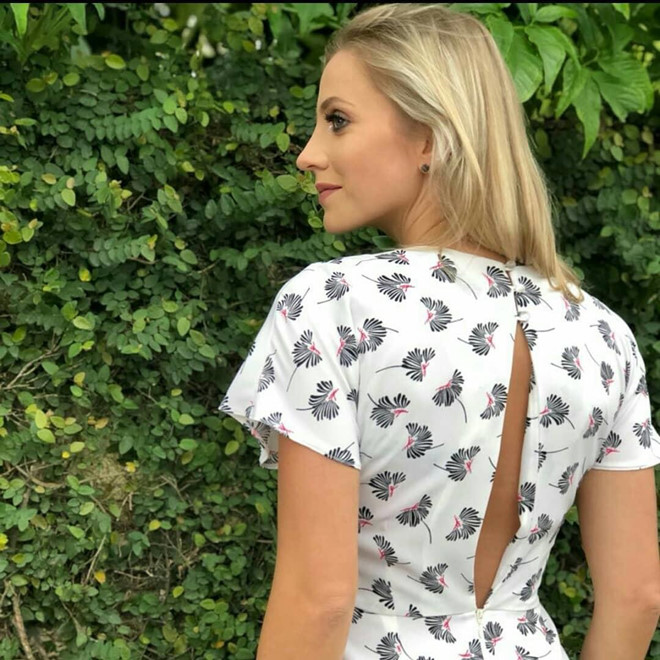 3 nu trong tai noi dinh dam voi body nong bong, vong mot 'khung' hinh anh 3