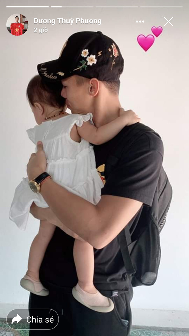 Que Ngoc Hai, Bui Tien Dung ngot ngao ben vo con khi vua ve Viet Nam hinh anh 1