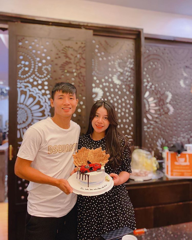 Que Ngoc Hai, Bui Tien Dung ngot ngao ben vo con khi vua ve Viet Nam hinh anh 3