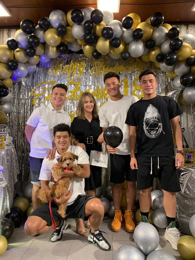 Ban gai tin don moi cua Quang Hai la hot girl quen mat dan mang hinh anh 2