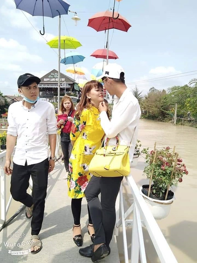 Loat san pham 'ba dao' khi ban bong dung bi che anh tren mang hinh anh 1