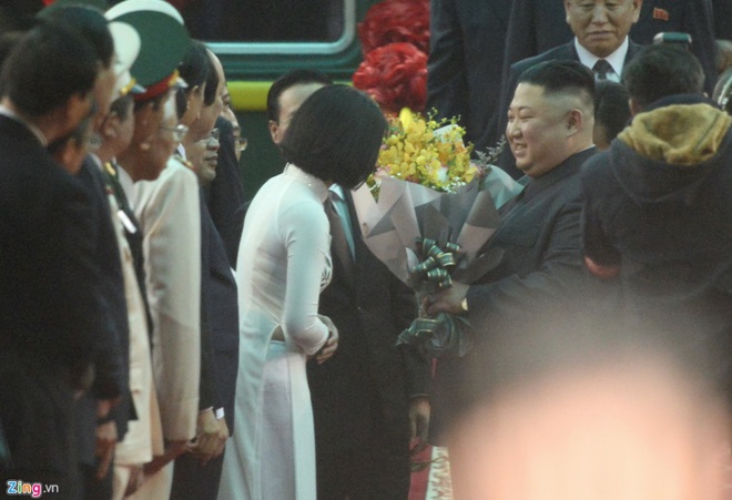 Nu sinh mac ao dai trang tang hoa ong Kim Jong Un la ai? hinh anh 1