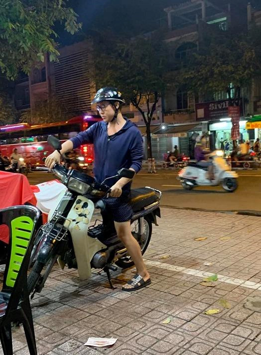 Duoc moi mua ve so, chang trai moi luon cu gia ban ngoi an cung hinh anh 2