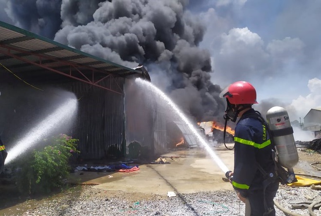 nha kho chay giua trua anh 2