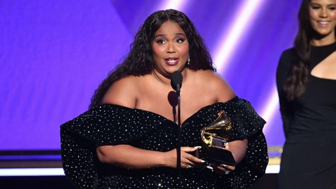 Billie Eilish la nghe si tre nhat dat cu an 4 trong lich su Grammy hinh anh 1 lizzo_grammys_2020_62nd_grammy_awards_gettyimages_1202162145.jpg