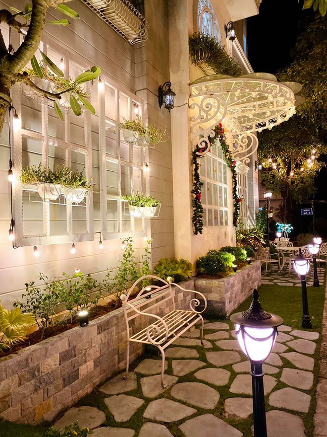 Thuy Hanh trang hoang biet thu don Noel hinh anh 3