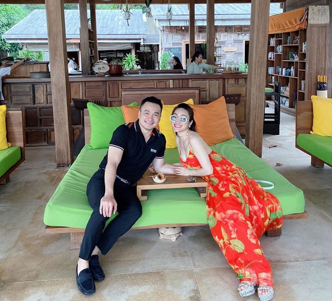 Chi Bao hanh phuc ben ban gai kem 16 tuoi hinh anh 3