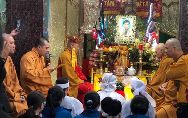 Gia dinh, dong nghiep tien dua nghe si Chieu Hung ve noi an nghi hinh anh 1 84004387_2943543889023321_3885605828350181376_n.jpg