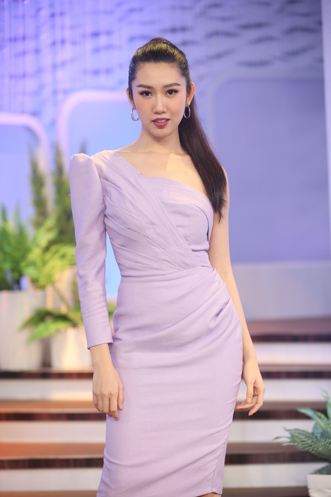 Thuy Ngan bi ban trai dap vo 4 dien thoai anh 2