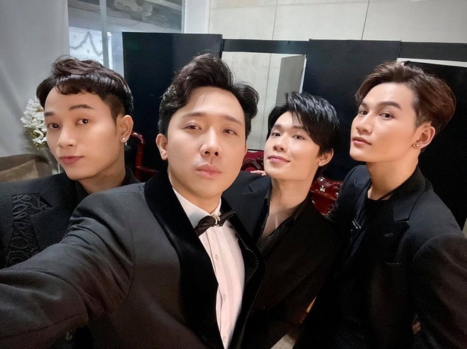 Tran Thanh va nhom ban gay on ao anh 3