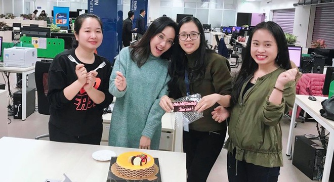 BTV Hoai Anh nho ky niem sinh nhat ben dong nghiep ban Thoi su hinh anh 1 89802205_3564538433561645_5817447479179739136_o.jpg