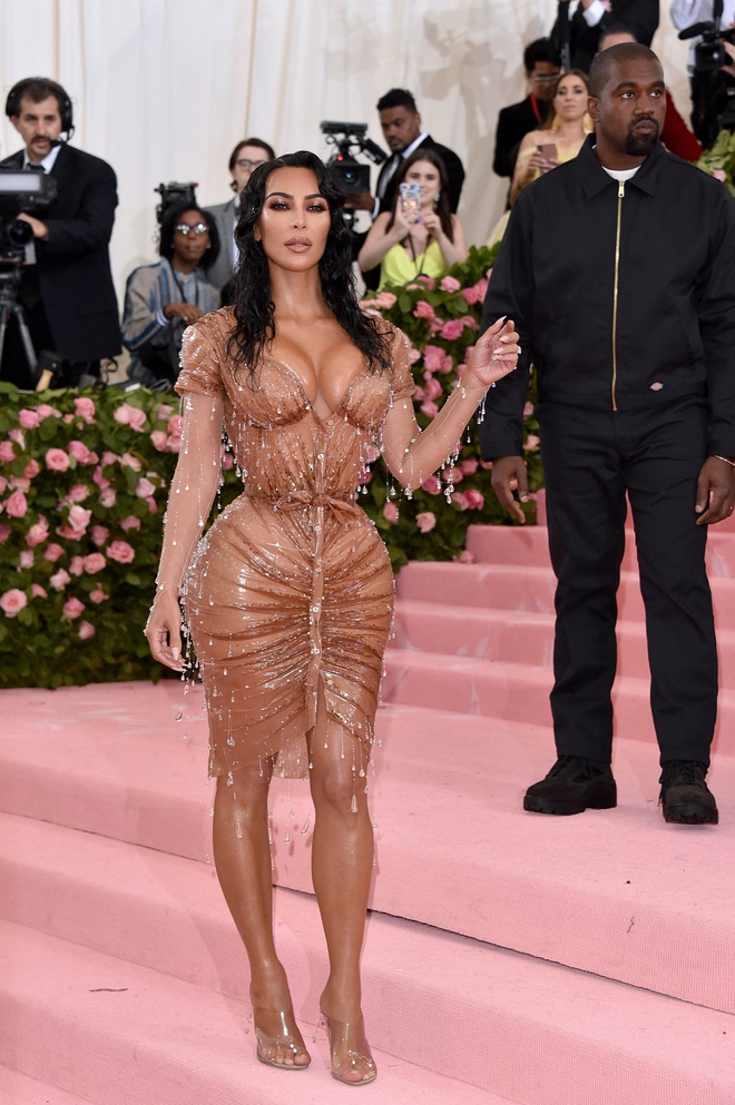 Kim Kardashian o ep vong mot va loat khoanh khac an tuong nhat 2019 hinh anh 8 Kim_Kardashian_Kanye_West_2019_Met_Gala.jpg