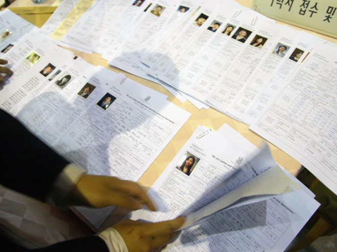 Phu nu Han dua nhau phau thuat tham my de lam tiep vien hang khong hinh anh 7