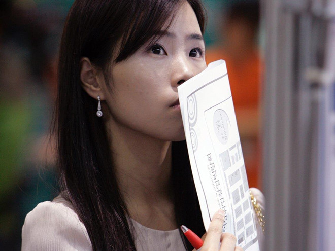 Phu nu Han dua nhau phau thuat tham my de lam tiep vien hang khong hinh anh 13