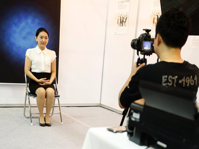 Phu nu Han dua nhau phau thuat tham my de lam tiep vien hang khong hinh anh 5