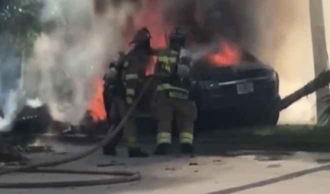 Tai xe thiet mang trong chiec Tesla Model S boc chay du doi hinh anh 2