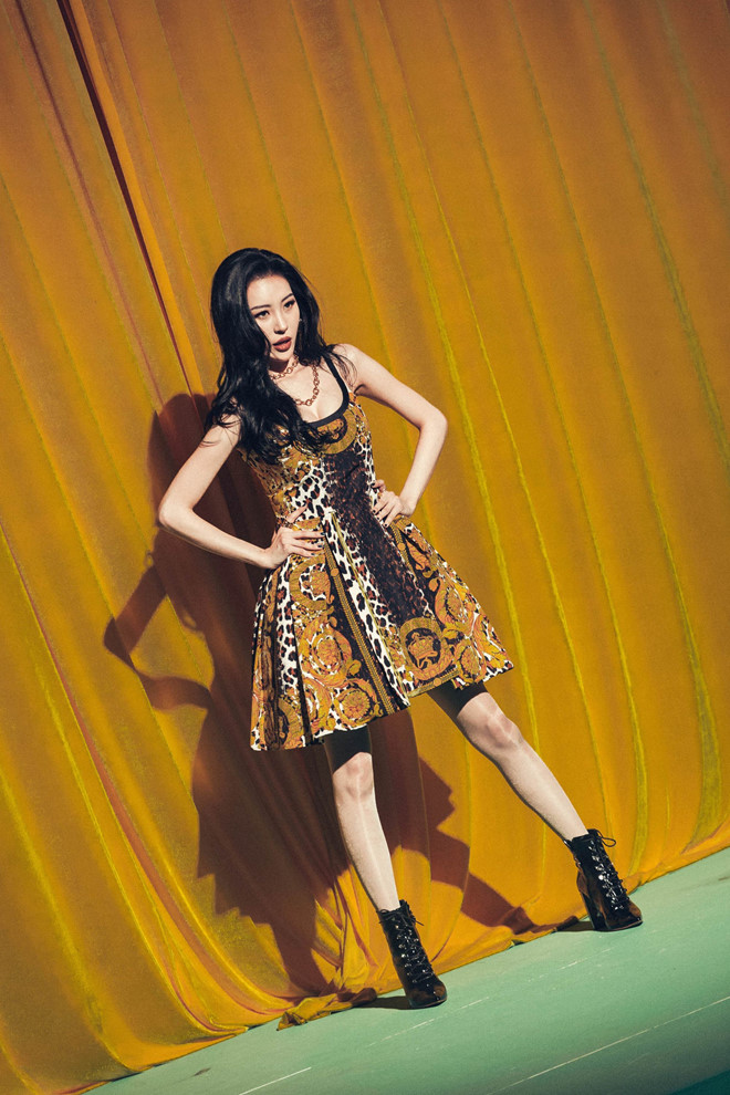 My nhan Han khoe nguc cang day trong nhung bo vay ao xe sau hinh anh 5