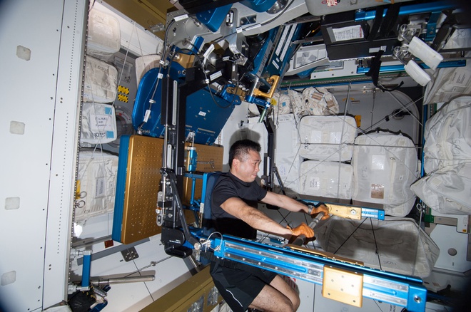 phi hanh gia tap the duc ngoai vu tru nhu the nao, may tap the duc cua cac phi hanh gia anh 2