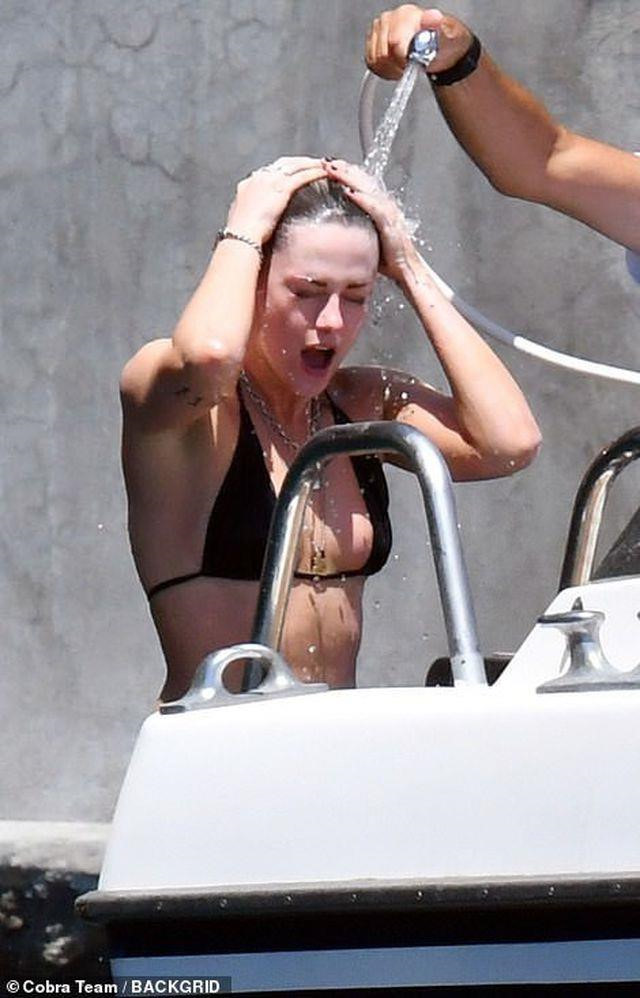 Kristen Stewart de nguc tran khi tam nang cung ban gai tren du thuyen hinh anh 7 