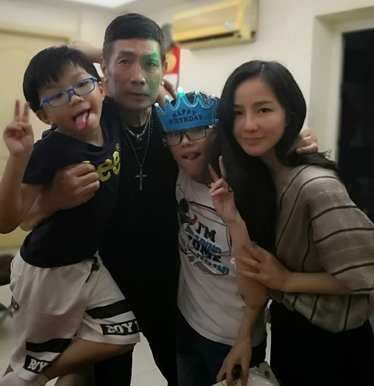 Cuoc song cua tai tu Hong Kong tung danh vo den bien dang hinh anh 5