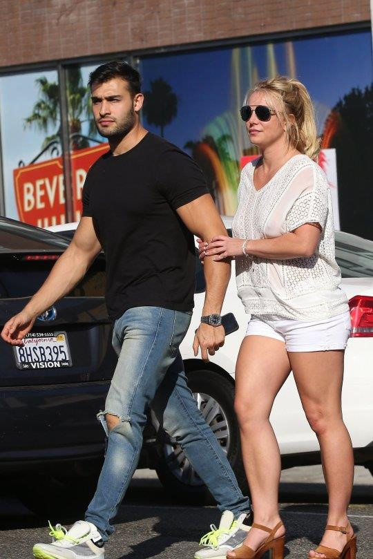 Britney Spears 'tha rong', tinh tu ben ban trai kem 13 tuoi hinh anh 2