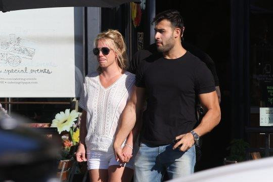 Britney Spears 'tha rong', tinh tu ben ban trai kem 13 tuoi hinh anh 1