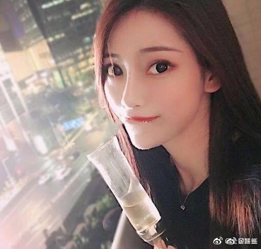 Anh qua khu cua hot girl khien phi cong TQ bi cam bay vinh vien hinh anh 7