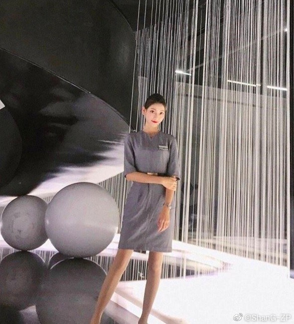 Anh qua khu cua hot girl khien phi cong TQ bi cam bay vinh vien hinh anh 4