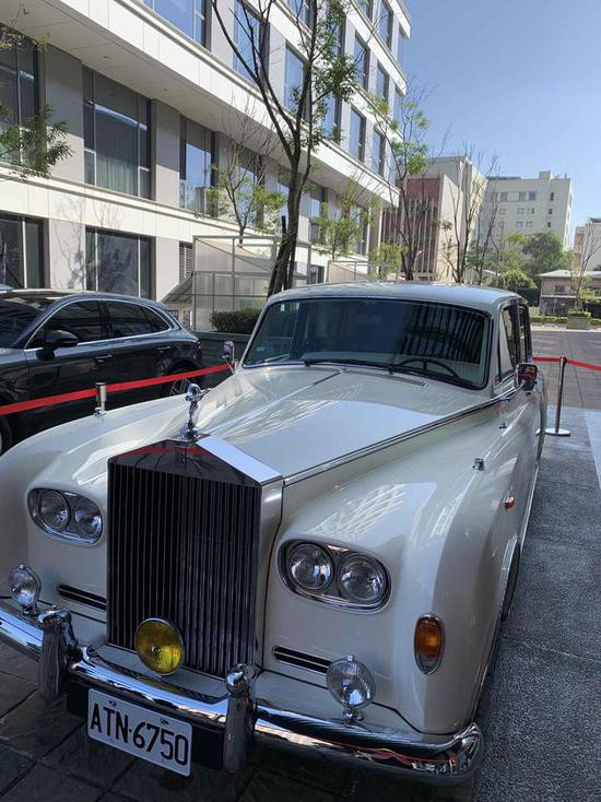 Xuat hien xe Rolls-Royce, Bentley trong le cuoi Lam Chi Linh hinh anh 2 