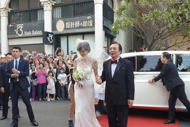 Xuat hien xe Rolls-Royce, Bentley trong le cuoi Lam Chi Linh hinh anh 4